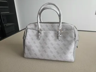 Bolso Guess Gris y Blanco