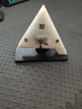 Reloj de sobremesa triangular