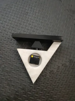 Reloj de sobremesa triangular