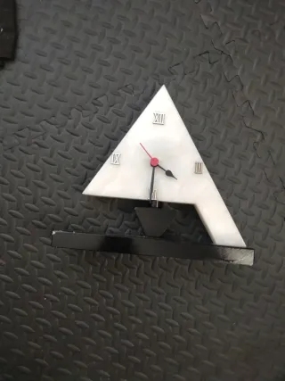 Reloj de sobremesa triangular