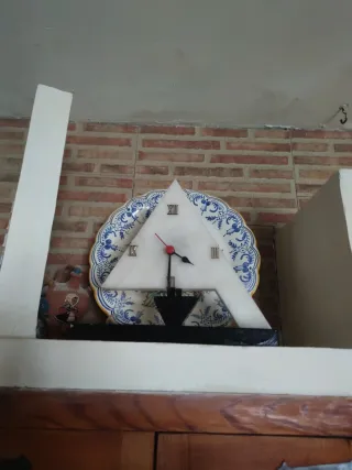 Reloj de sobremesa triangular