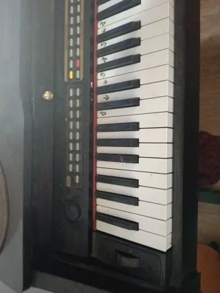 Piano electrónico