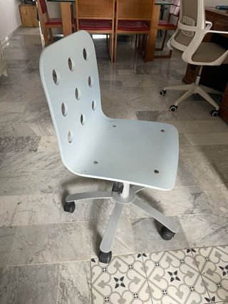 Silla de escritorio gris con ruedas