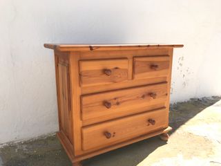 Cómoda de madera con 4 cajones
