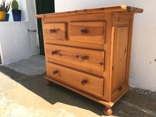 Cómoda de madera con 4 cajones