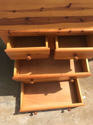Cómoda de madera con 4 cajones
