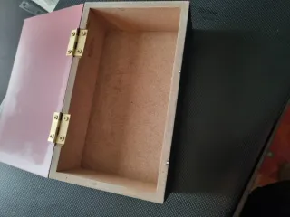 Scatola in legno rosa con cerniere