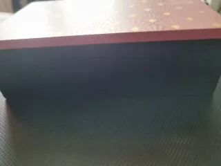 Scatola in legno rosa con cerniere