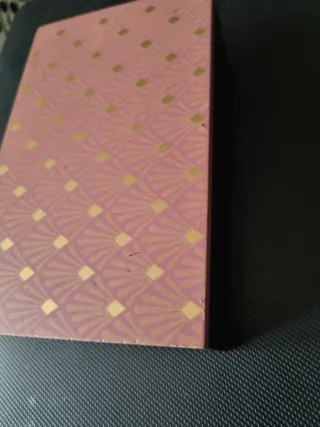 Scatola in legno rosa con cerniere