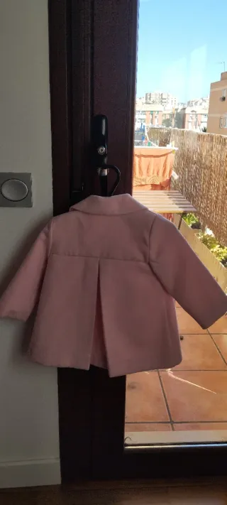 Abrigo de paño rosa para bebé