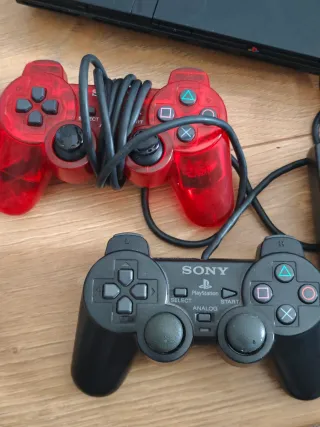 PlayStation 2 + 2 mandos (negro/rojo)