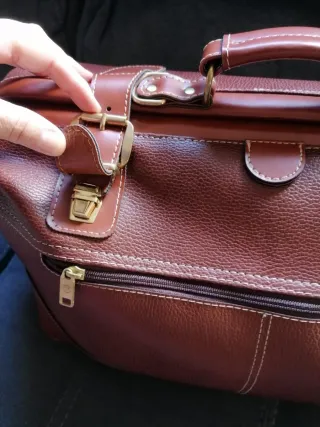 Maleta de mà per estrenar. Maleta de mano de cuero