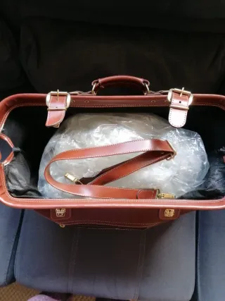 Maleta de mà per estrenar. Maleta de mano de cuero