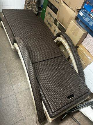 Tumbona de mimbre y tela beige