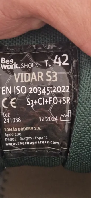 Zapatos de seguridad negros y verdes