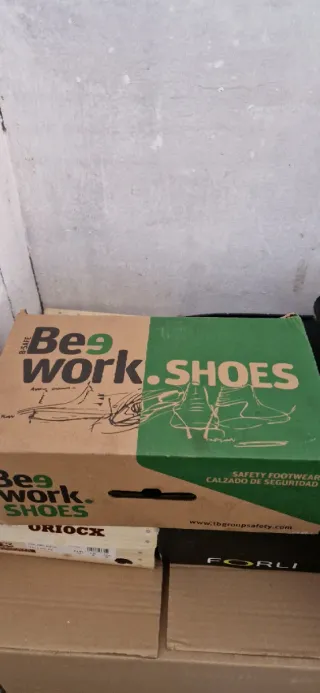 Zapatos de seguridad negros y verdes