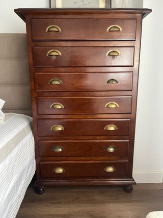 Cómoda de madera con 7 cajones
