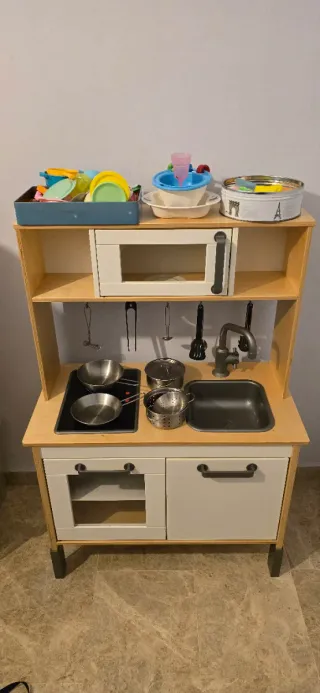 Cocinita de juguete IKEA con accesorios
