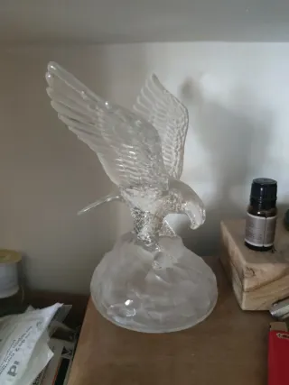 Figura de águila de cristal