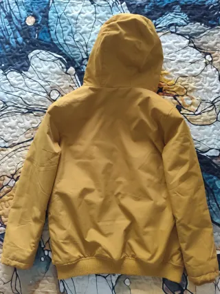 Chaqueta amarilla con capucha