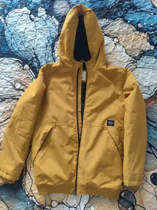 Chaqueta amarilla con capucha