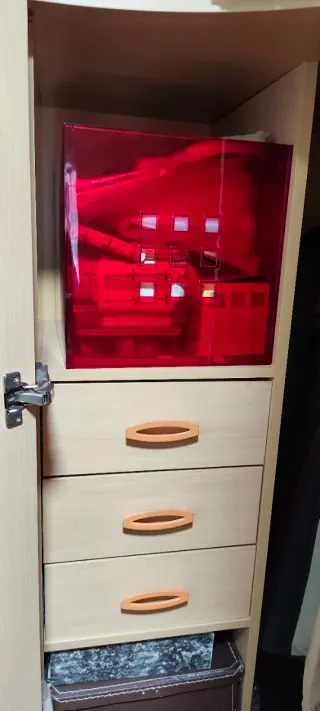 Armario de madera con cajones y estantes