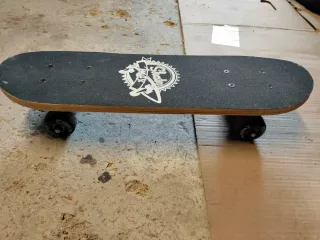 Skateboard per bambini con mostri colorati