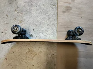 Skateboard per bambini con mostri colorati