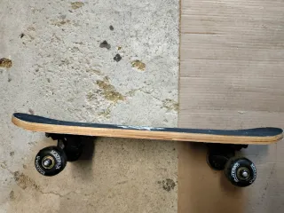 Skateboard per bambini con mostri colorati