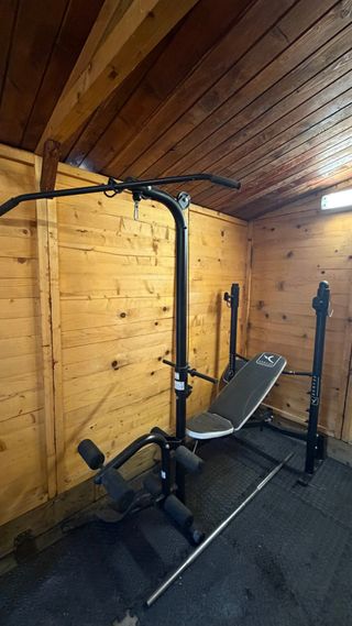 Banco de pesas y barra