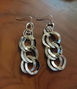 Pendientes largos dorados eslabones Bijou Brigitte