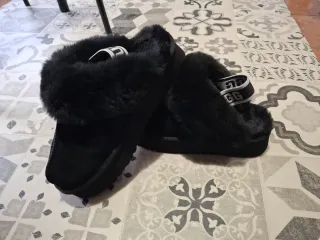 Ciabatte UGG nere con fodera in pelliccia. N39.