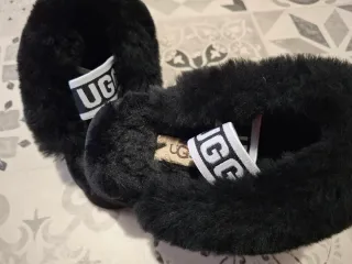 Ciabatte UGG nere con fodera in pelliccia. N39.