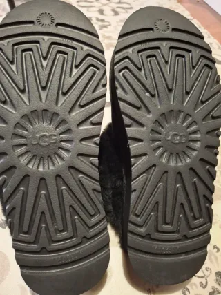 Ciabatte UGG nere con fodera in pelliccia. N39.