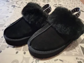Ciabatte UGG nere con fodera in pelliccia. N39.
