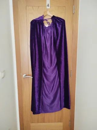 Capa con capucha morada.