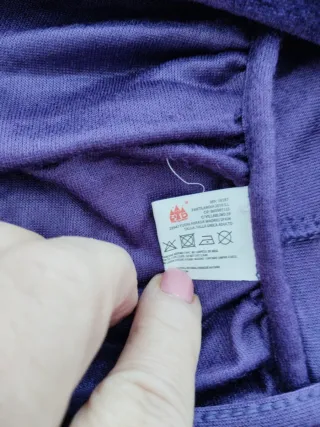 Capa con capucha morada.