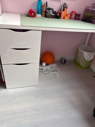 Mesa de estudio blanca y verde