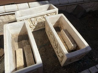 Jardineras de piedra con relieve floral
