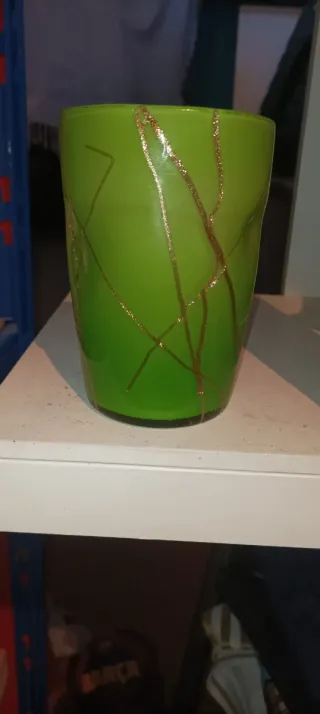 Florero de cristal verde con detalles dorados