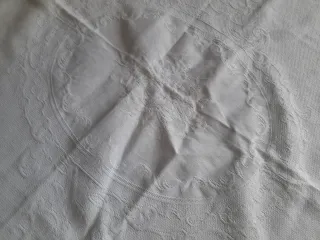 Mantel blanco con borde festoneado