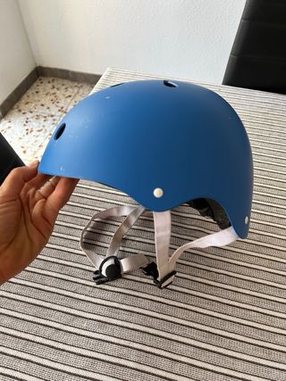 Casco azul para patinete