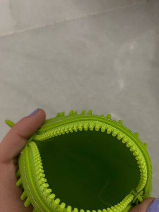 Monedero verde con cara sonriente