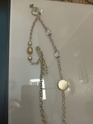 Collar azul con colgante plateado