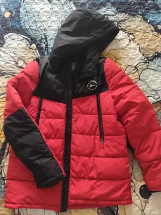 Cazadora acolchada roja y negra