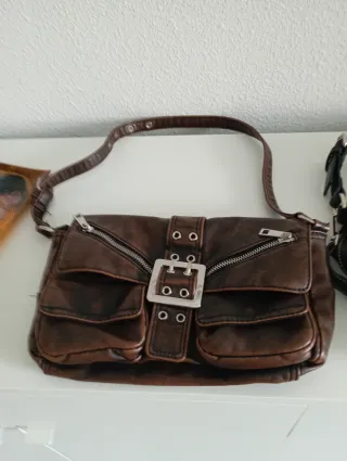 Bolso marrón con hebilla y cremalleras