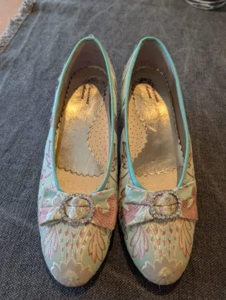 Traje Fallera niña color aguamarina, con zapatos.