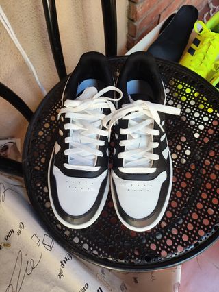 Zapatillas Adidas Negras y Blancas
