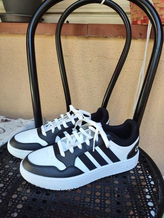 Zapatillas Adidas Negras y Blancas