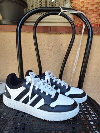 Zapatillas Adidas Negras y Blancas